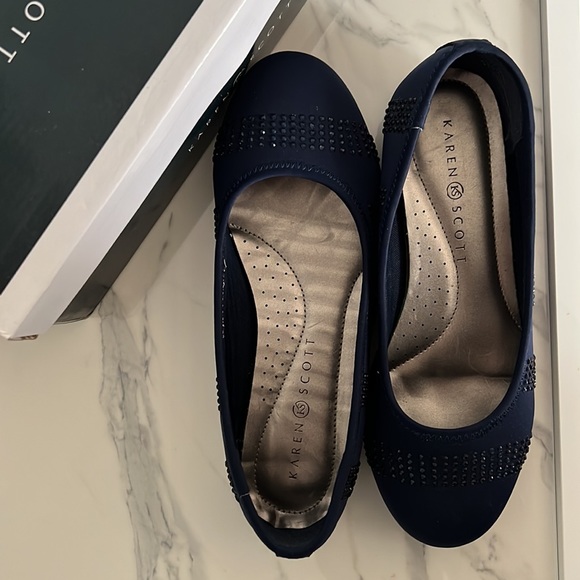 Karen Scott Navy Blue flats. Size 7M. Only worn once. Excellent condition - Picture 2 of 3